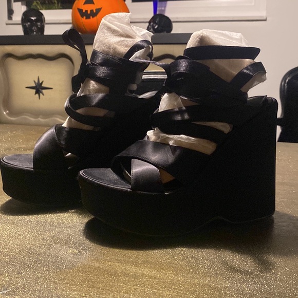 Black satin platform shoe with satin laces - Picture 3 of 6